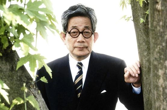 नोबेल पुरस्कार विजेता जापानी लेखक केंजाबुरो ओई का 88 वर्ष की आयु में निधन हुआ